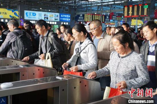 资料图:铁路旅客凭有效购票身份证件原件进站乘车。 杨华 摄