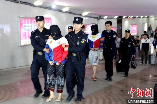 湖北黄冈“3·01”网络直播平台传播淫秽物品牟利案中,警方从境外将主犯带回麻城。供图