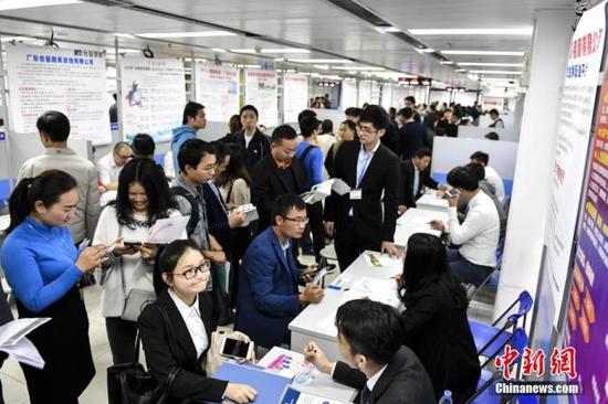 　资料图：2017年2月7日，求职者来到广州南方人才市场应聘。 中新社记者 陈骥旻 摄