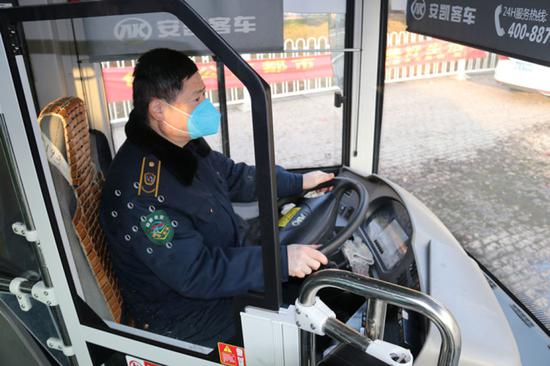 ↑李长胜驾驶员正在驾驶129路公交车。(受访者提供)