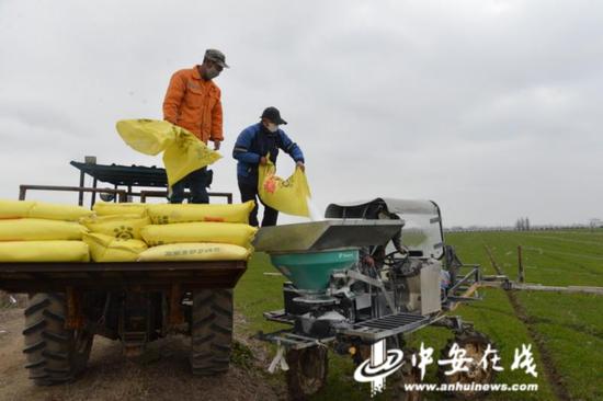 在确保防疫安全的前提下，有力有序推进企业复工复产