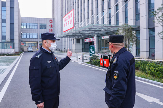 亳州市公安局治安支队四大队民警在新冠肺炎患者定点收容医院,为保安员讲解防护知识。