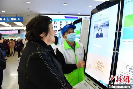 资料图:患者通过人脸识别预约系统挂号。 王广兆 摄