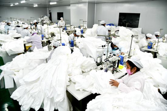 企业试生产期间一天能生产2000多套医用防护服。
