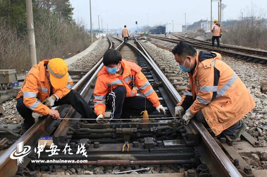 合肥电务段黄梅信号工区职工为道岔“体检”。高艳侠 摄