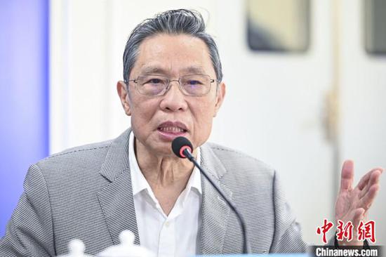 4月12日,中国工程院院士钟南山在广州市人民政府新闻办公室举办的疫情防控新闻发布会上对疫情控制、无症状感染者、疫情复发等热点问题进行回应。 中新社记者 陈骥旻 摄
