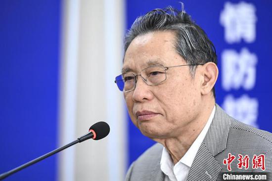 4月12日,中国工程院院士钟南山在广州市人民政府新闻办公室举办的疫情防控新闻发布会上对疫情控制、无症状感染者、疫情复发等热点问题进行回应。 中新社记者 陈骥旻 摄