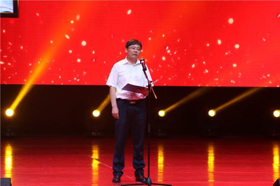 合肥一六八中学校长吴菊文带来了特殊欢迎辞《十八年的历程，十八岁的青春》