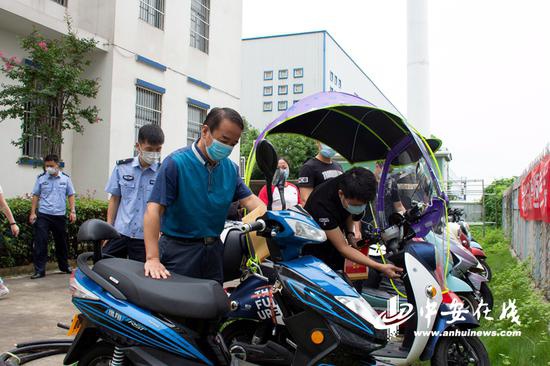 民警返还被盗电动车