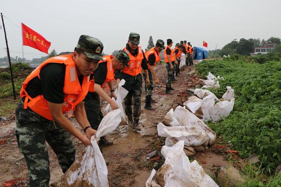 沿巢河湖全线超保 武警官兵紧急驰援防汛抗洪一线