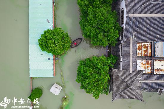 被洪水包围的中庙街道