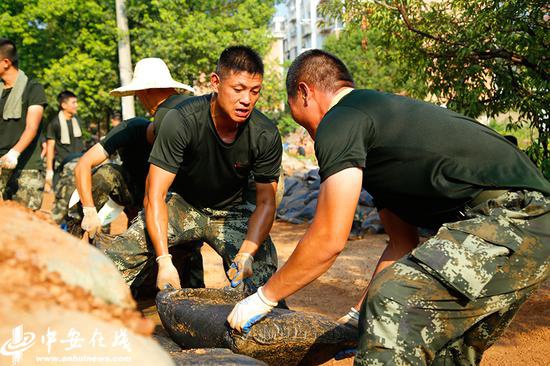 子堤沙袋不同程度泡在水中，持续高温下沙袋溃烂严重，发出浓浓异味。卸最高的子堤就得搬最沉最脏的沙袋