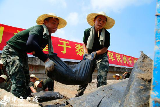 截至8月5日，武警官兵已为防洪墙卸载2000余米，子堤沙包6800余个