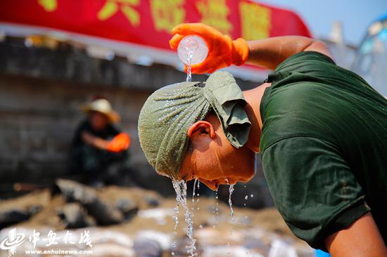 一位武警官兵在任务间隙降温消暑