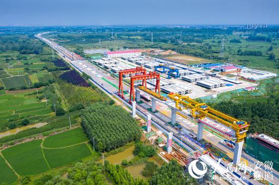 滁宁城际铁路全线首梁架设现场。图片由滁州市委宣传部提供