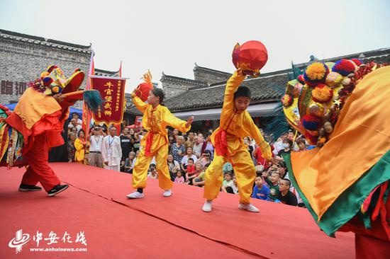  非遗牛官堡武狮展演欢度国庆