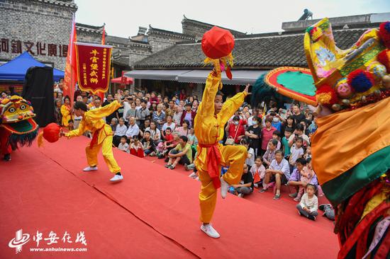 精彩的牛官堡武狮展演