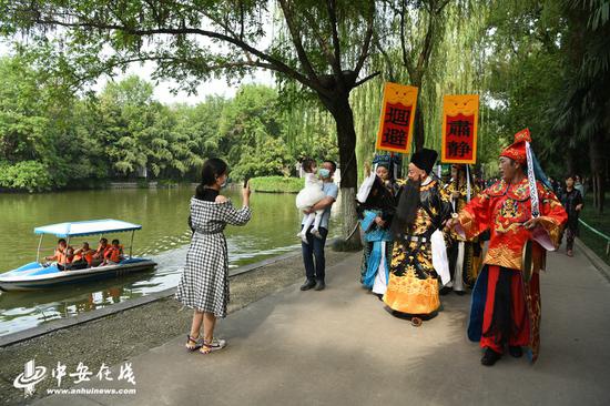 包大人”带着“王朝马汉张龙赵虎”一起巡游在包公园与游人互动