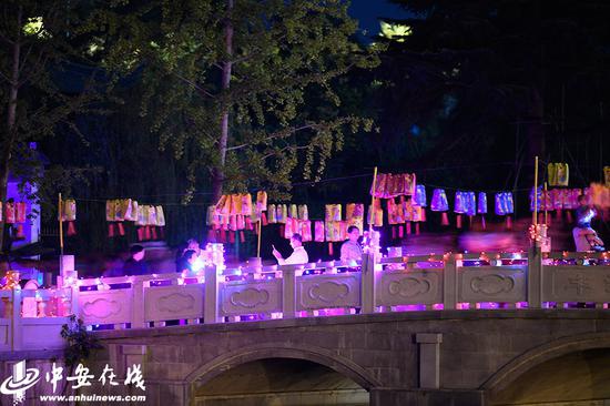  10月1日，安徽省滁州市南京太仆寺景区市民在观赏灯展。