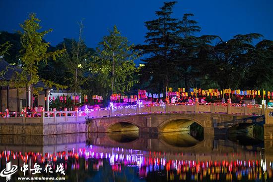  10月1日，安徽省滁州市南京太仆寺景区市民在观赏灯展。