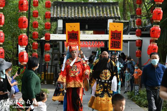 包大人”带着“王朝马汉张龙赵虎”一起巡游在包公园