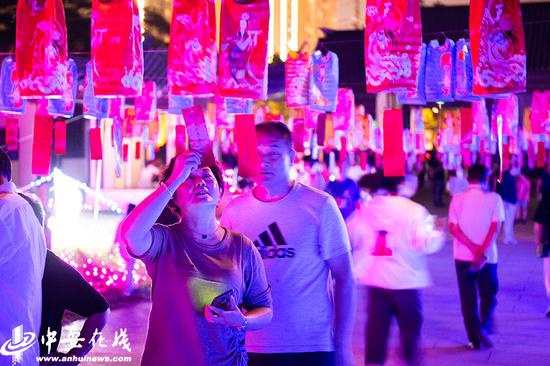  10月1日，安徽省滁州市南京太仆寺景区市民在观赏灯展。