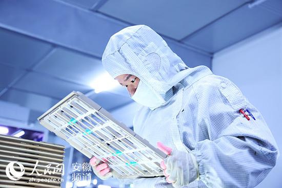 精卓光显车间,工作人员正在检验产品 陶涛摄