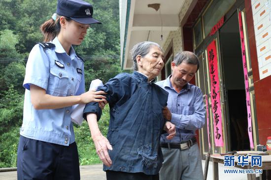 庐镇派出所干警走访村子里的留守老人（摄于8月21日）。新华网发（王可海 摄）