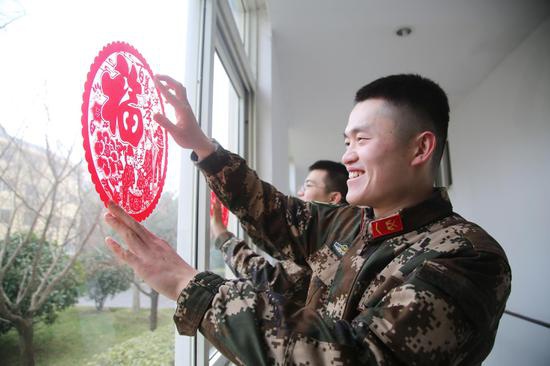 武警官兵舞狮贺新春