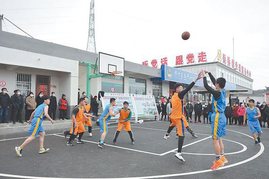 2月15日，宿州市埇桥区顺河乡岳乔村文化广场上，村民在进行新春篮球比赛。通讯员 祝家刚 摄