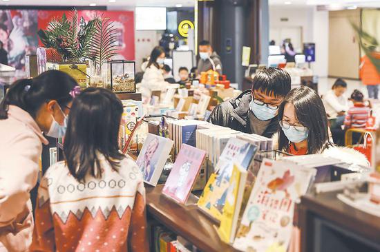 2月15日，市民在合肥市一家书店选购图书。春节期间，许多市民前往书店购书、阅读，尽享书香假日。记者 范柏文 摄