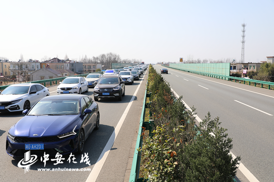 2月18日,记者在现场看到G50沪渝高速下行318+480处看到,春运返程高峰持续,往江浙方向车流量持续增大。(蔡志丹 陈屾)