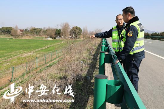 班长张普生又带领两位班组成员上路巡查路面情况。对桥梁、边坡以及隔离栅等重点领域进行巡查登记。（蔡志丹 陈屾）