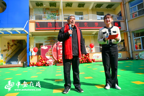 图为合肥市双岗幼儿园请来参加过抗美援朝的祝忠茂老战士讲述革命故事