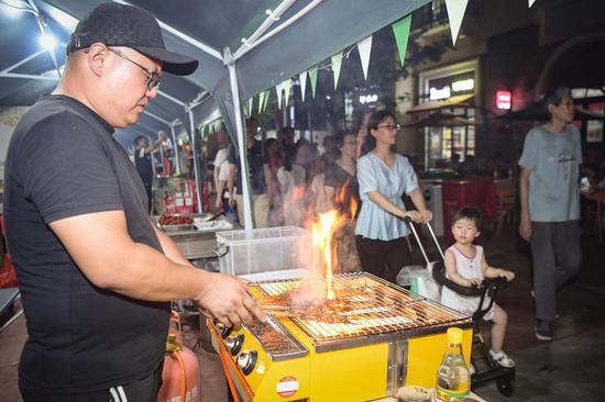 游人在集市可以享受台湾美食