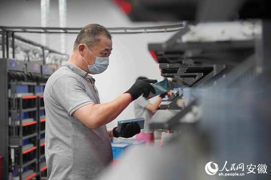 安徽巡鹰集团生产车间，工人正在对电池进行分容检测。人民网 陈若天摄