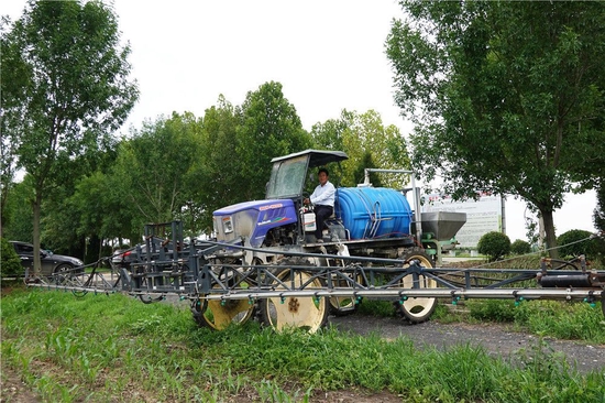 7月7日，安徽省蚌埠市怀远县种粮大户尚跃驾驶大型植保机在田间喷洒农药。新华社发