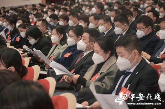 代表们认真听取报告。(记者 刘玉才 刘炜鑫 摄)
