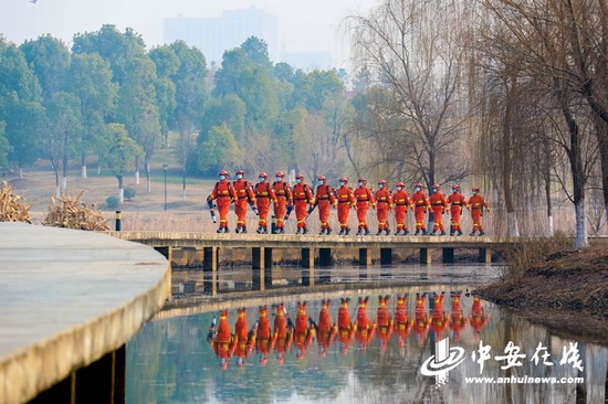 消防员们在一线巡护