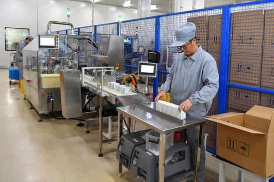 华益药业科技工作人员在外包装车间作业