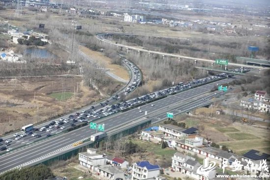 2月16日,高速陇西枢纽迎来流量高峰。