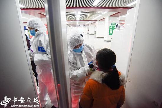 合肥地铁重要站点安检人员首次配备隔离服检测进站乘客体温