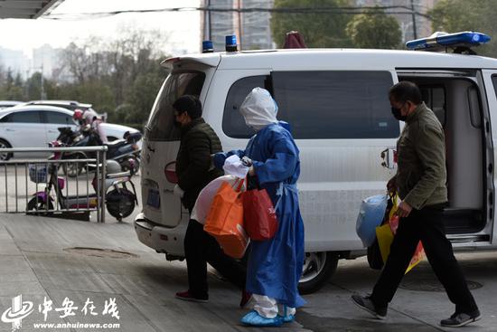 集中隔离点接受转运来的密切接触者