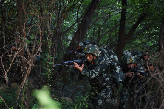 　　安徽合肥，武警合肥支队执勤六中队官兵在某山地交替掩护搜索“目标”。