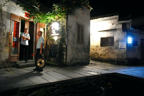 　　7月29日深夜，卢磊打更时和村民交流。
