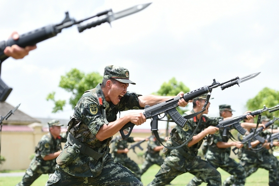 　安徽合肥，武警合肥支队执勤六中队官兵在烈日下进行刺杀动作训练。