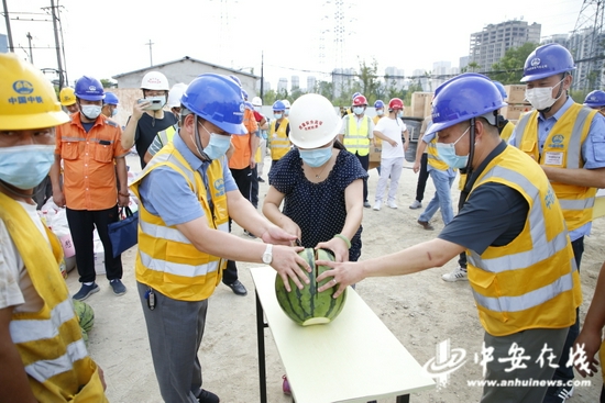 现场为项目工地农民工切西瓜