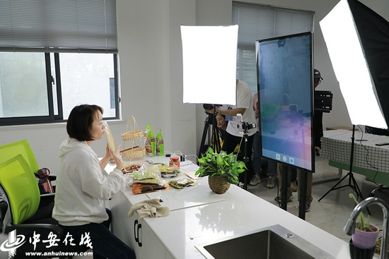洪林电商小镇内正在进行当地农产品直播带货