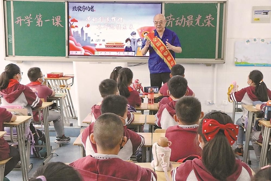 9月1日，徐辉受邀走进合肥市和平小学第二小学阐释劳动的意义。 通讯员 董红燕 摄