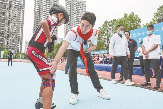 9月1日，奥运冠军武大靖为合肥一六八玫瑰园学校东校区和合肥市师范附属第三小学的同学们上“开学第一课”。 记者 范柏文 摄